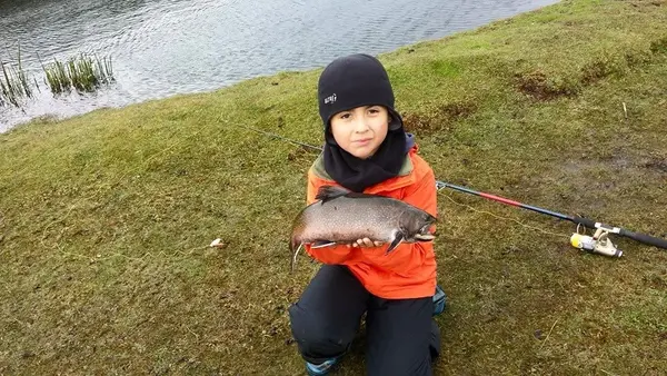 Joven pescador con Trucha Fontinalis
