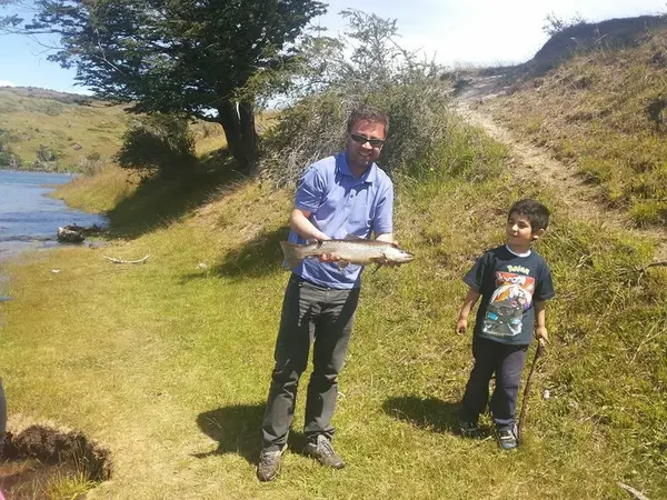 Pesca de trucha en río