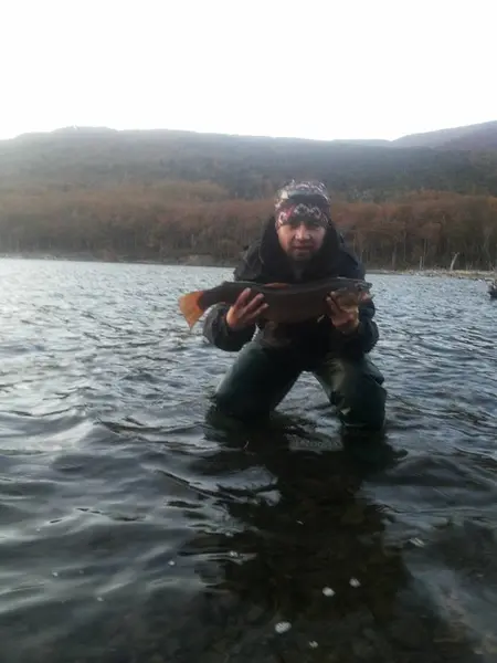 Vadeo con Trucha Fontinalis en Tierra del Fuego