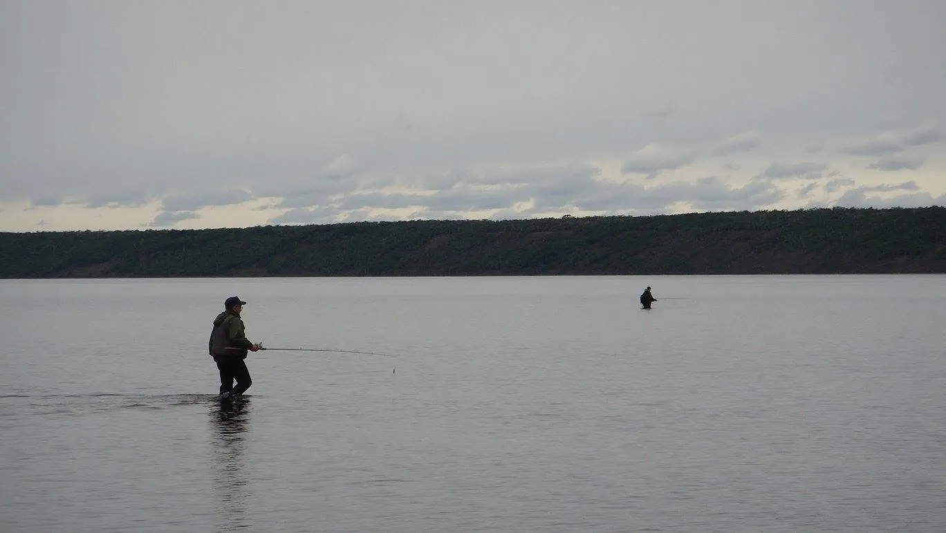 Vadeo de pesca deportiva en Lago Blanco